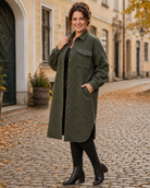 Jacka Inga khaki – lång jacka med knäppning, ledig passform, queensize, Dimoda