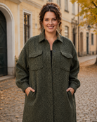 Jacka Inga khaki – lång jacka med knäppning, ledig passform, queensize, Dimoda