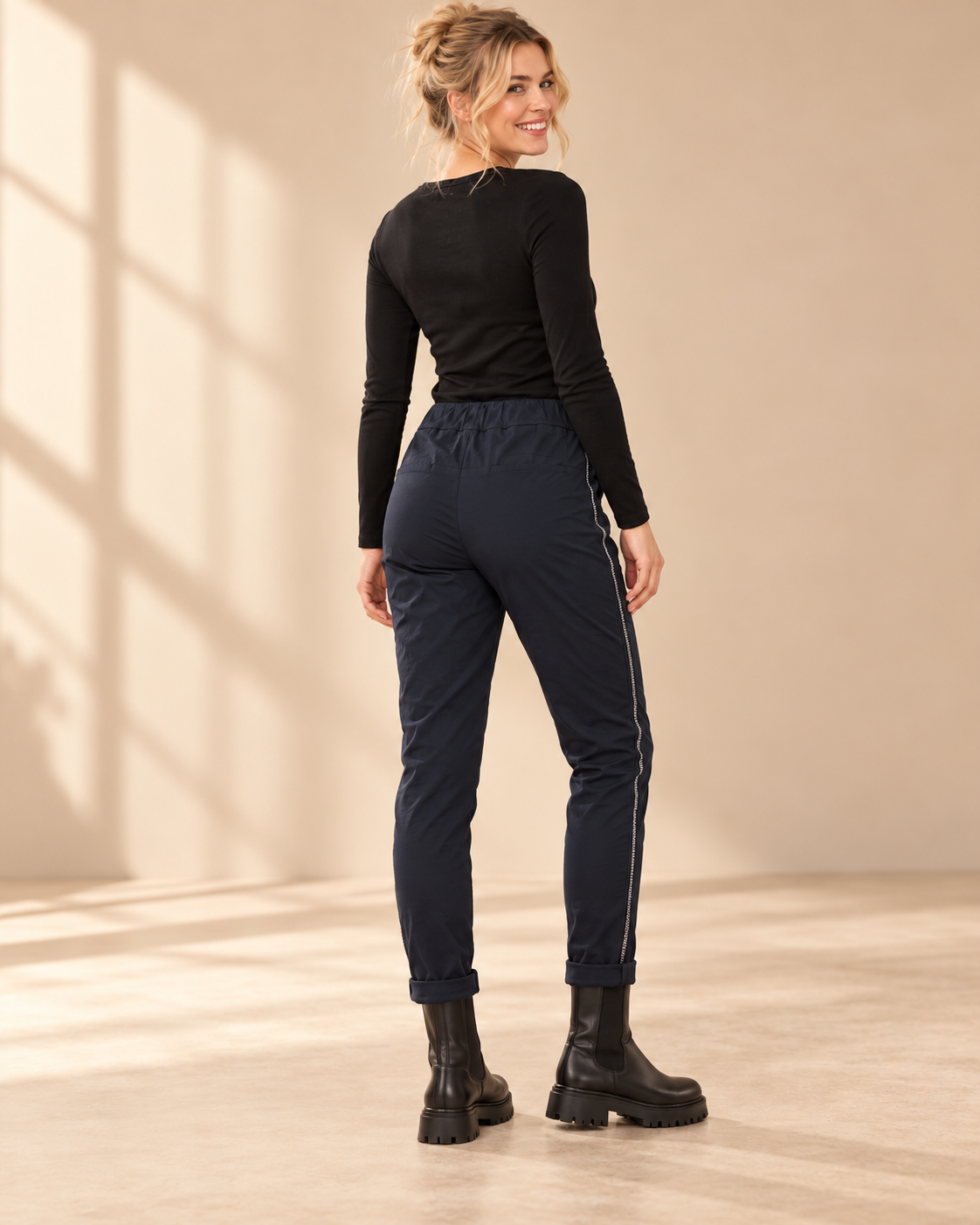 Marinblå mirakelbyxa Joggers Diana i mjuk viskosstretch med strassdekorerad revär, elastisk midja, dragsko och sidofickor.