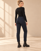 Marinblå mirakelbyxa Joggers Diana i mjuk viskosstretch med strassdekorerad revär, elastisk midja, dragsko och sidofickor.