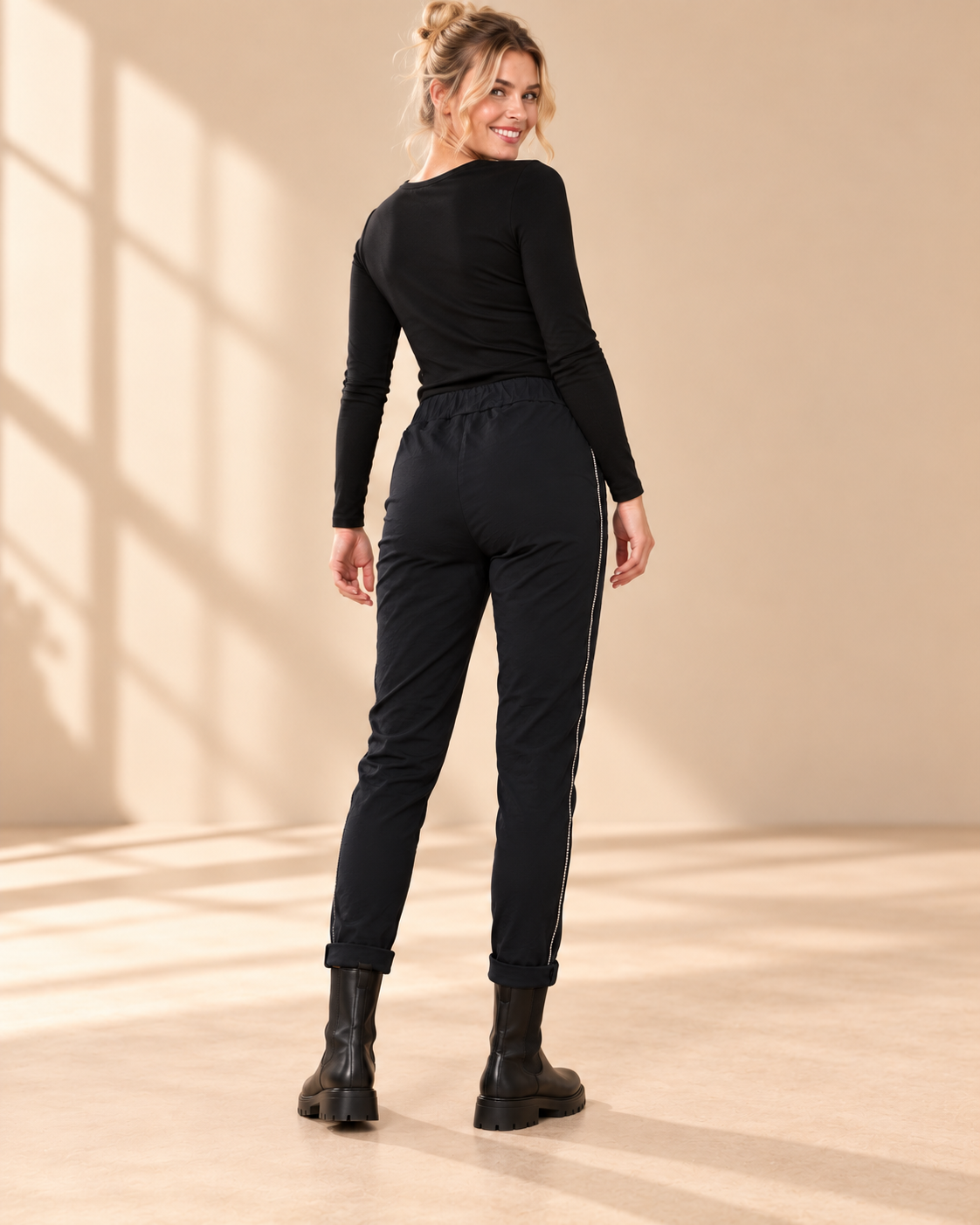 Svart mirakelbyxa Joggers Diana i mjuk viskosstretch med strassdekorerad revär, elastisk midja, dragsko och sidoficko