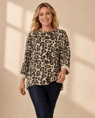 Tröja Barbro – leopardmönstrad bomullströja i beige, ledig passform, onesize