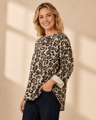 Tröja Barbro – leopardmönstrad bomullströja i beige, ledig passform, onesize