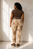 Joggers med blomm\u00f6nster i beige – avslappnad Queensize-passform med resår och skärp, onesize stl 40–46