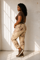 Joggers med blomm\u00f6nster i beige – avslappnad Queensize-passform med resår och skärp, onesize stl 40–46