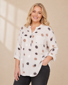 Blus Britt – prickig viskosblus i beige, ledig passform, onesize