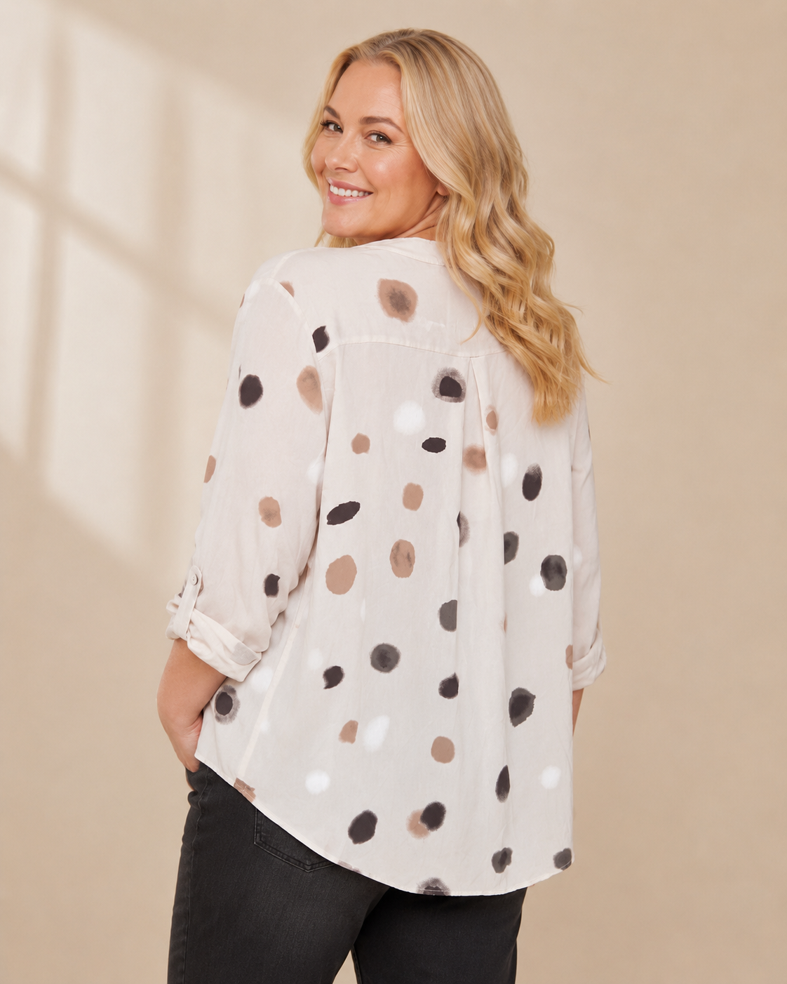 Blus Britt – prickig viskosblus i beige, ledig passform, onesize