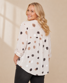 Blus Britt – prickig viskosblus i beige, ledig passform, onesize
