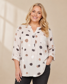 Blus Britt – prickig viskosblus i beige, ledig passform, onesize