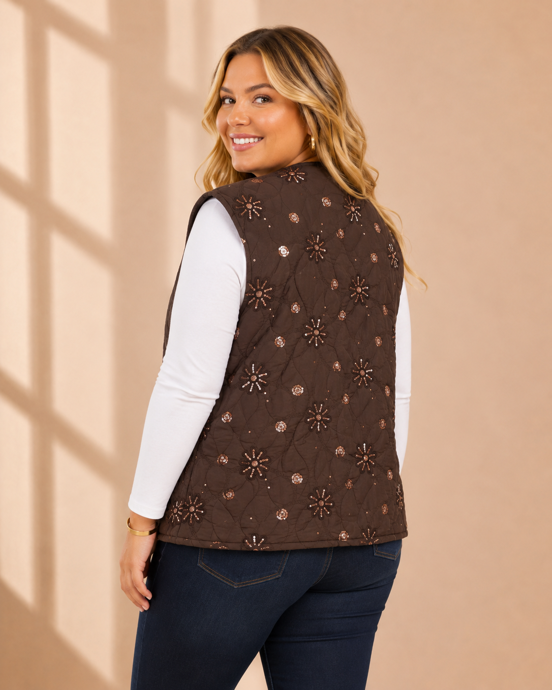 Quiltad väst med blommor och paljetter i brun – V-ringning och fickor, onesize stl 38–46, Made in Ital