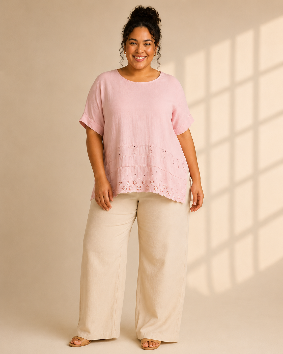 Linnetopp Filippa med broderi och hålmönster i rosa – Queensize