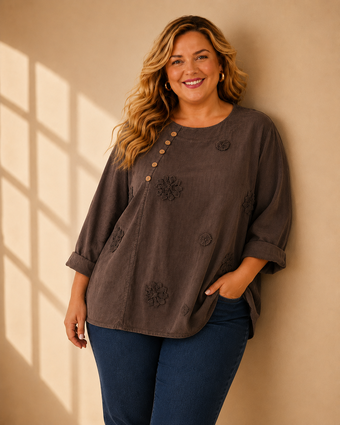 Blus Sara Manchester Queensize i brun – ledig Queensize-passform med blomapplikationer, onesize stl 44–50, Made in Italy
