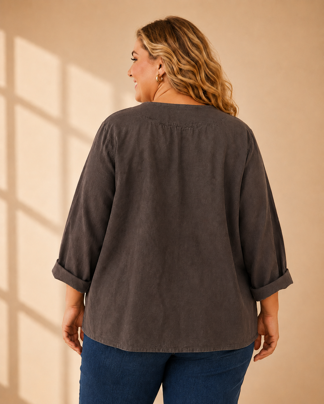 Blus Sara Manchester Queensize i brun – ledig Queensize-passform med blomapplikationer, onesize stl 44–50, Made in Italy