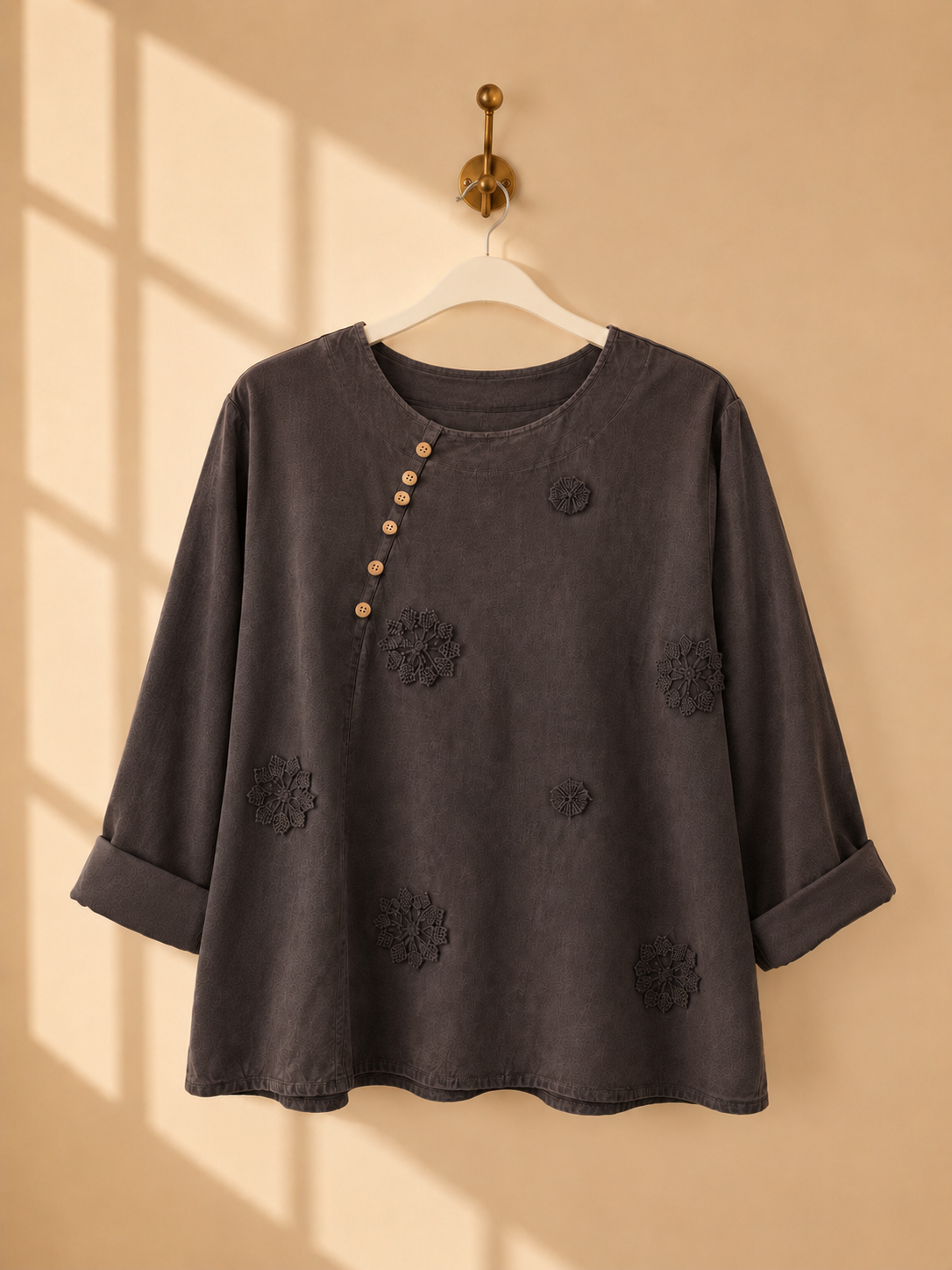 Blus Sara Manchester Queensize i brun – ledig Queensize-passform med blomapplikationer, onesize stl 44–50, Made in Italy