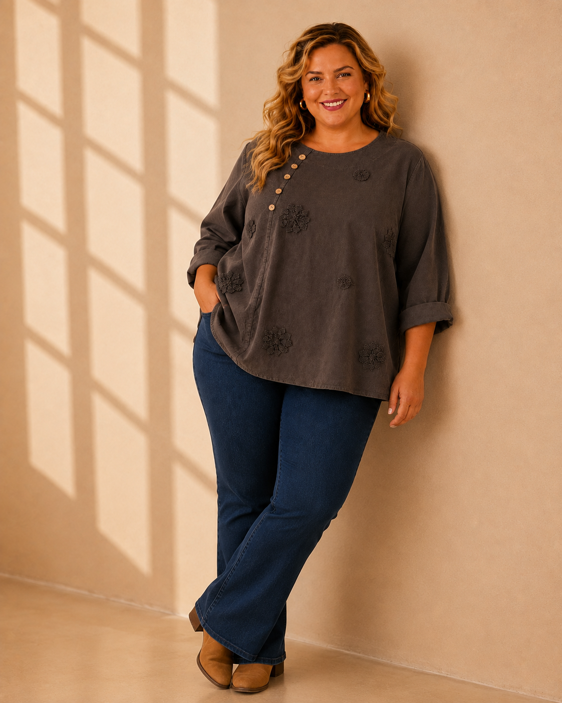 Blus Sara Manchester Queensize i brun – ledig Queensize-passform med blomapplikationer, onesize stl 44–50, Made in Italy