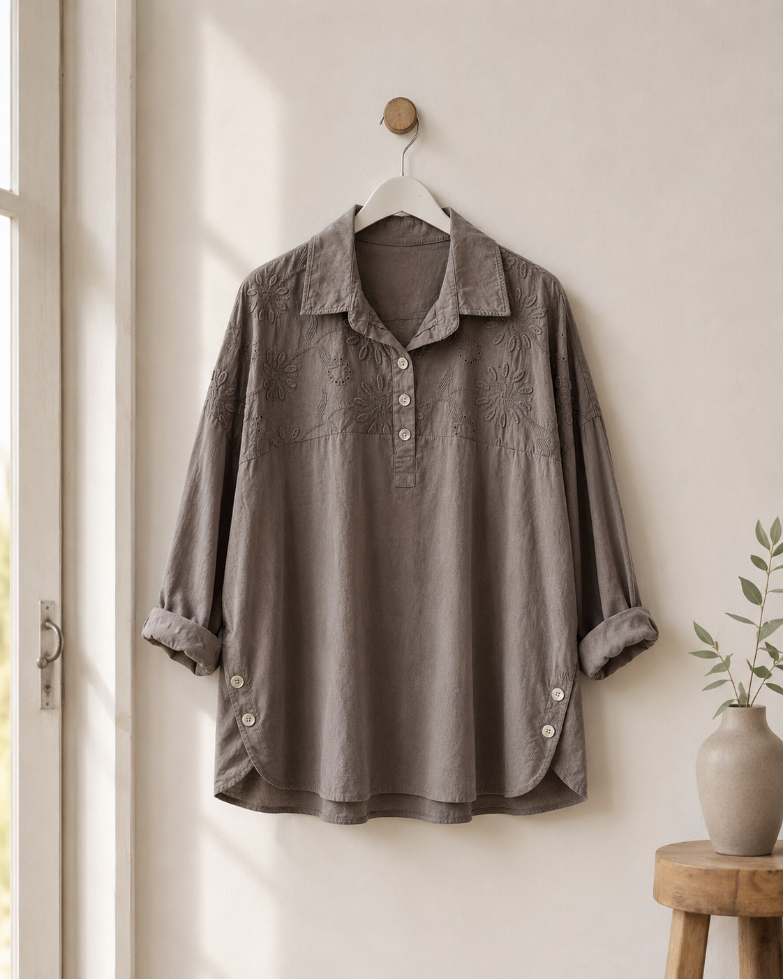 Blus Fiore Queensize i fungo – bomullsblus med blomsterbroderi, onesize stl 46–54, Made in Italy