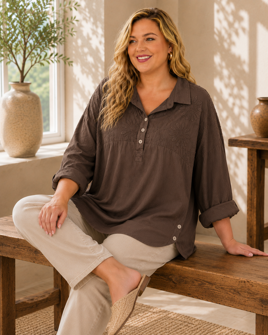 Chemisier Fiore Queensize en marron - chemisier en coton avec broderie de fleurs, taille unique 46-54, fabriqué en Italie