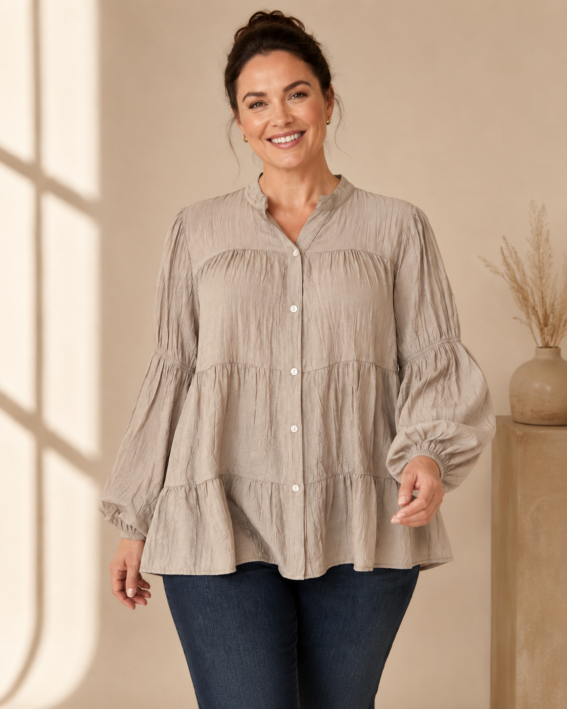 Blus Flisan Queensize beige – viskosblus med knäppning och rynkdetaljer, onesiz