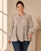 Blus Flisan Queensize beige – viskosblus med knäppning och rynkdetaljer, onesiz