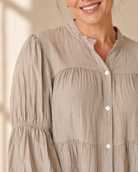 Blus Flisan Queensize beige – viskosblus med knäppning och rynkdetaljer, onesiz