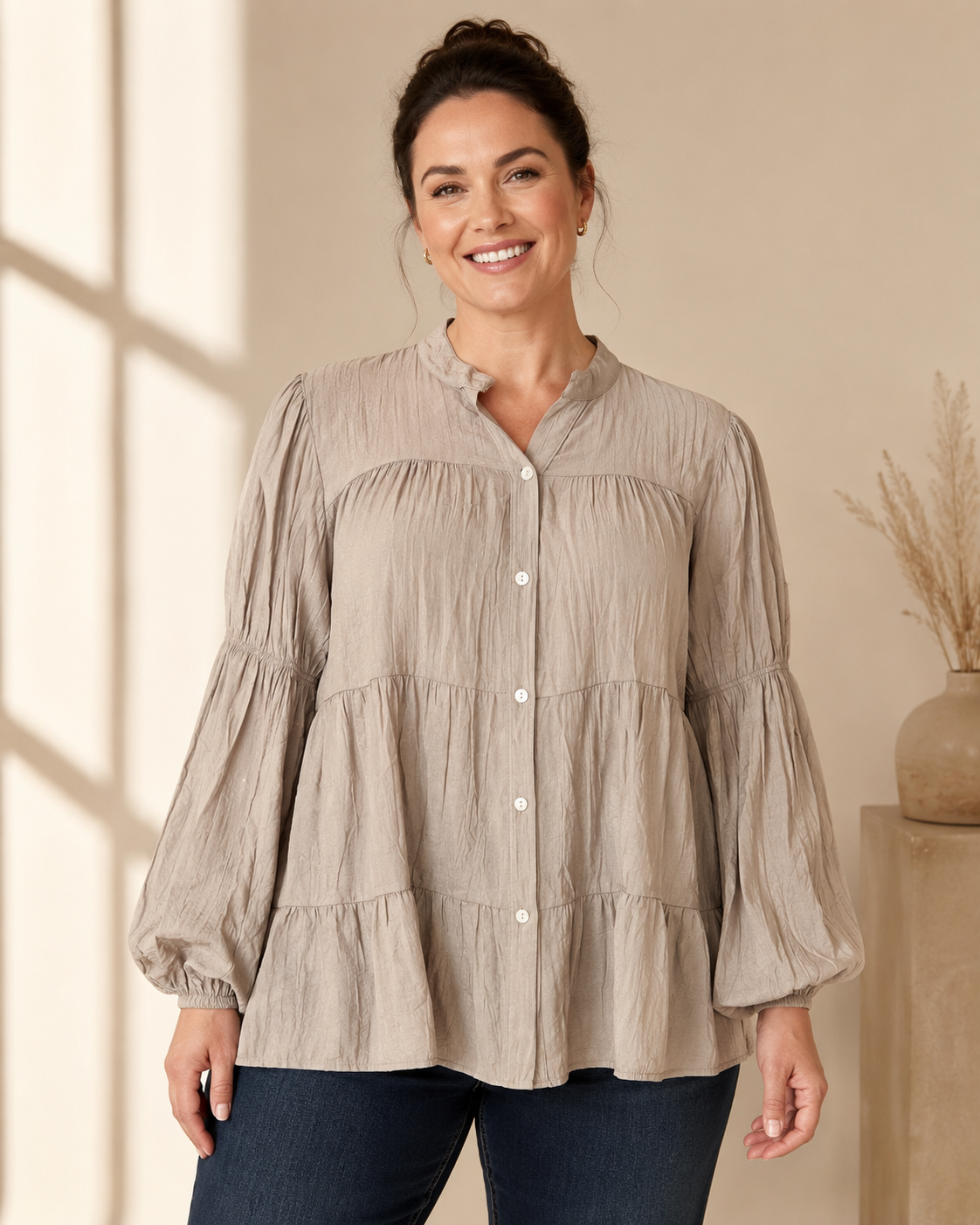 Blus Flisan Queensize beige – viskosblus med knäppning och rynkdetaljer, onesiz