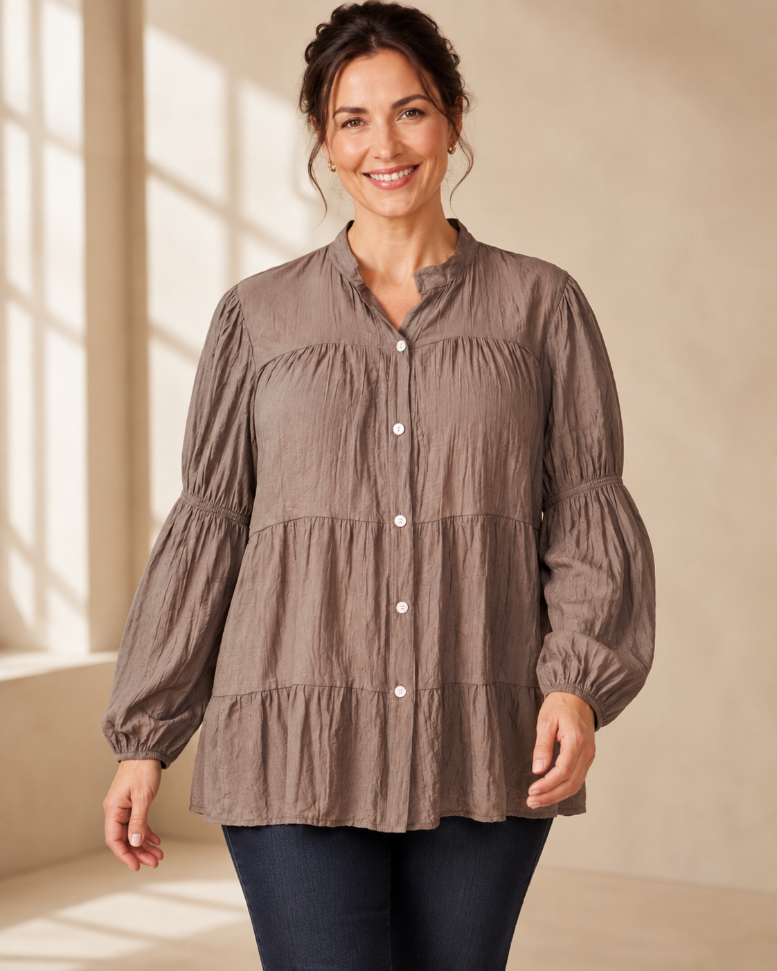 Blus Flisan Queensize brun – viskosblus med knäppning och rynkdetaljer, onesize