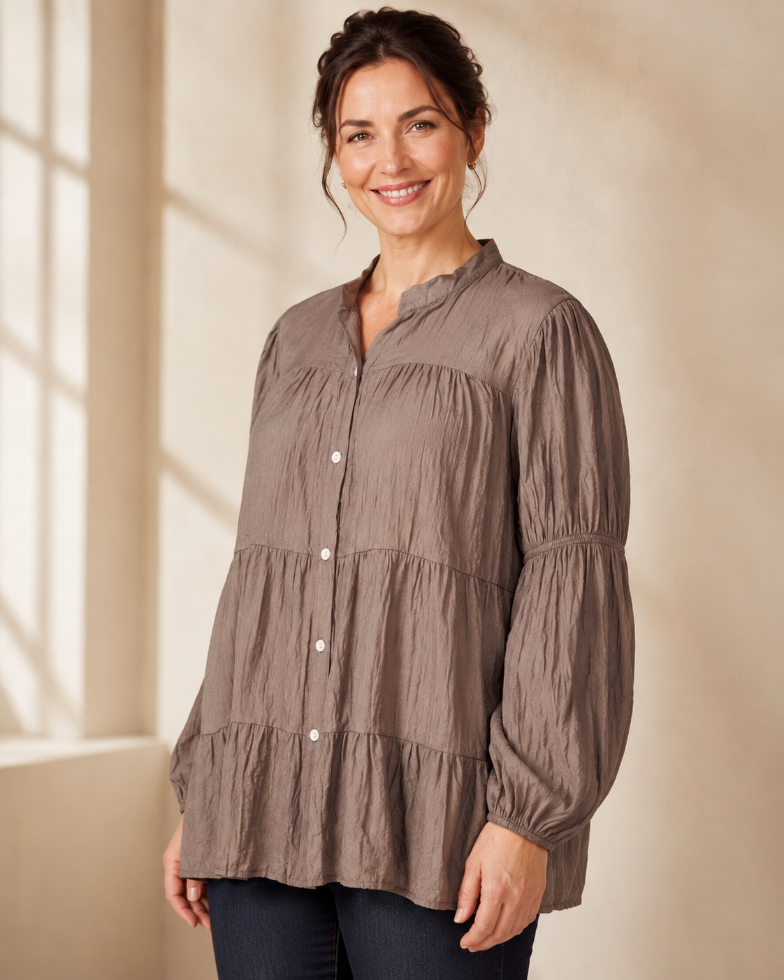 Blus Flisan Queensize brun – viskosblus med knäppning och rynkdetaljer, onesiz