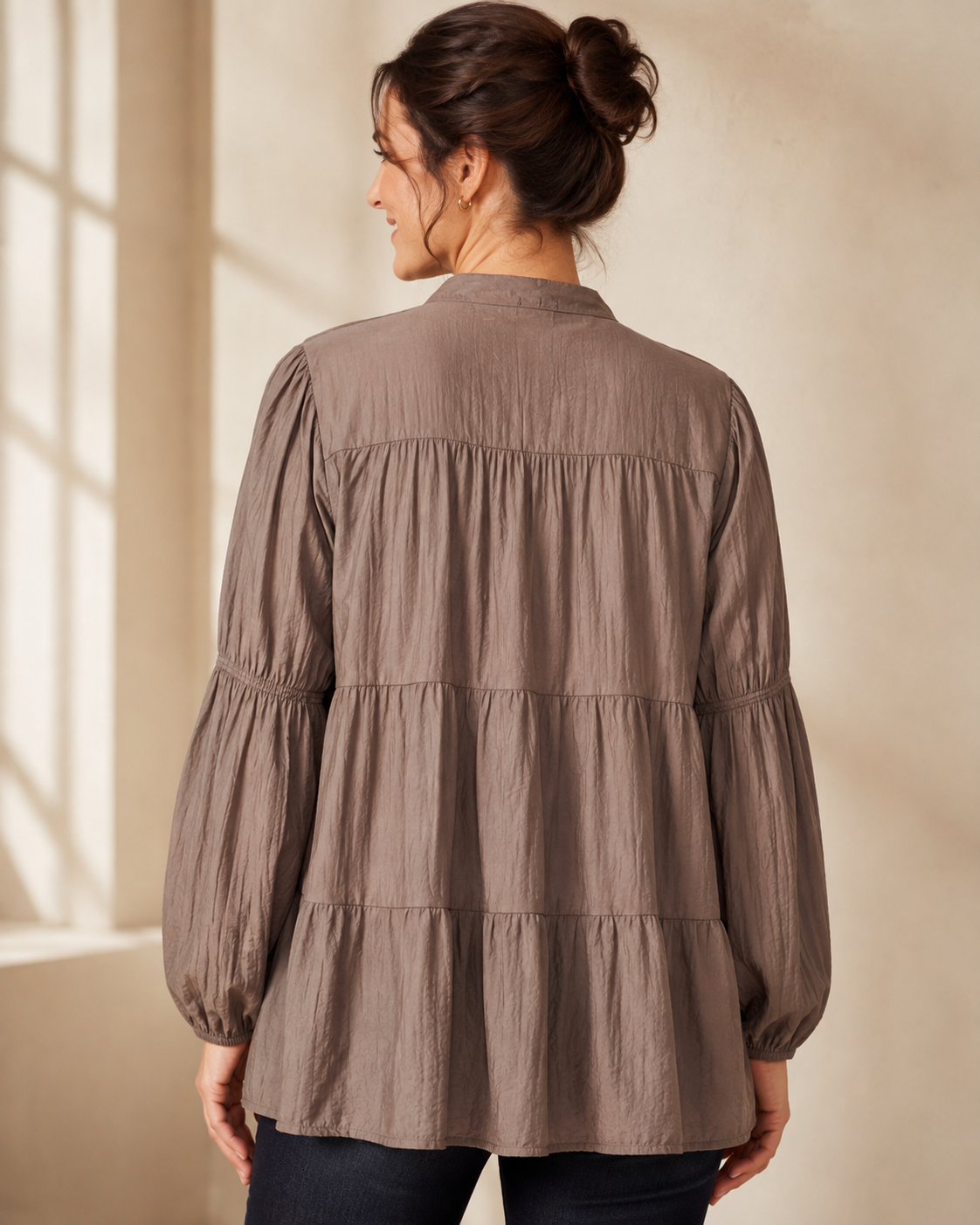 Blus Flisan Queensize brun – viskosblus med knäppning och rynkdetaljer, onesiz