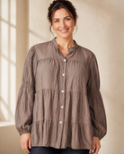 Blus Flisan Queensize brun – viskosblus med knäppning och rynkdetaljer, onesize