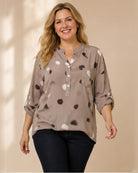Blus Britt – prickig viskosblus i fungo, ledig passform, onesize