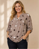 Blus Britt – prickig viskosblus i fungo, ledig passform, onesize