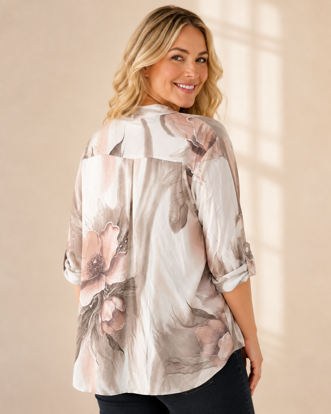 "Blus Britt – blommig viskosblus i beige, ledig passform, onesize