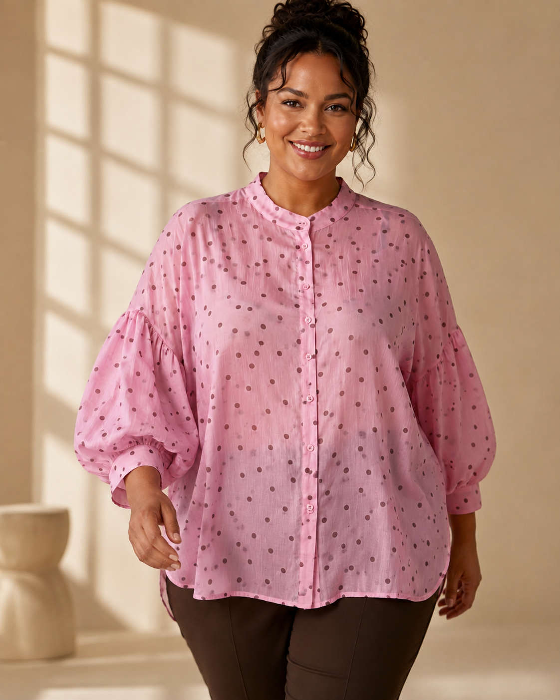 Blus Gudrun med prickmönster i rosa/brun – Queensize