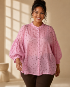 Blus Gudrun med prickmönster i rosa/brun – Queensize