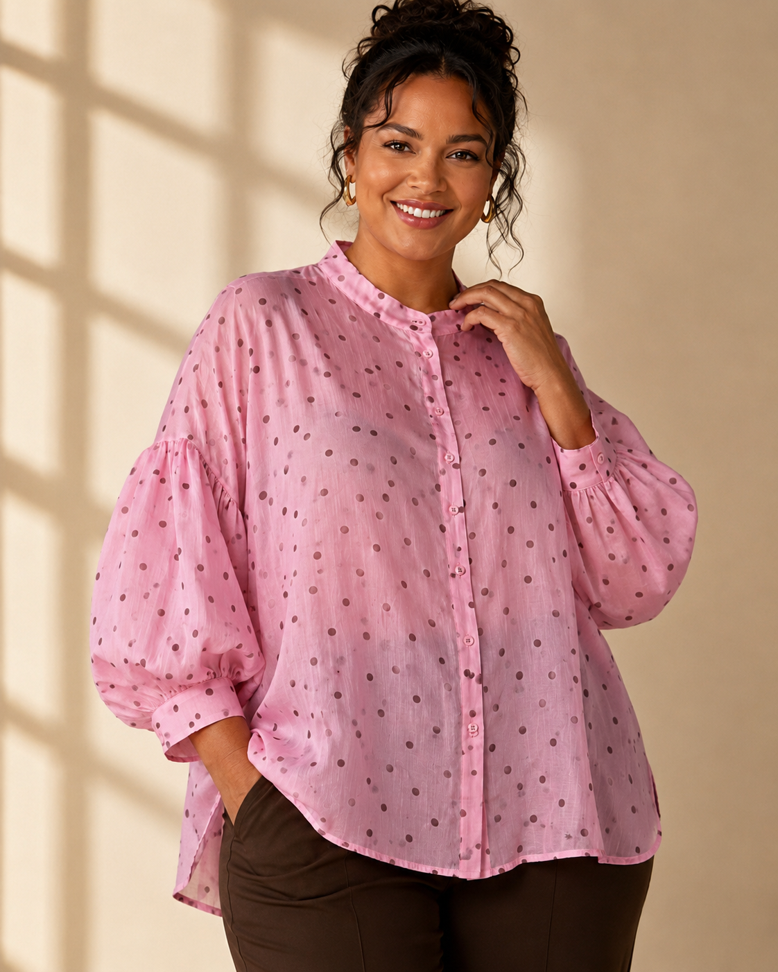 Blus Gudrun med prickmönster i rosa/brun – Queensize