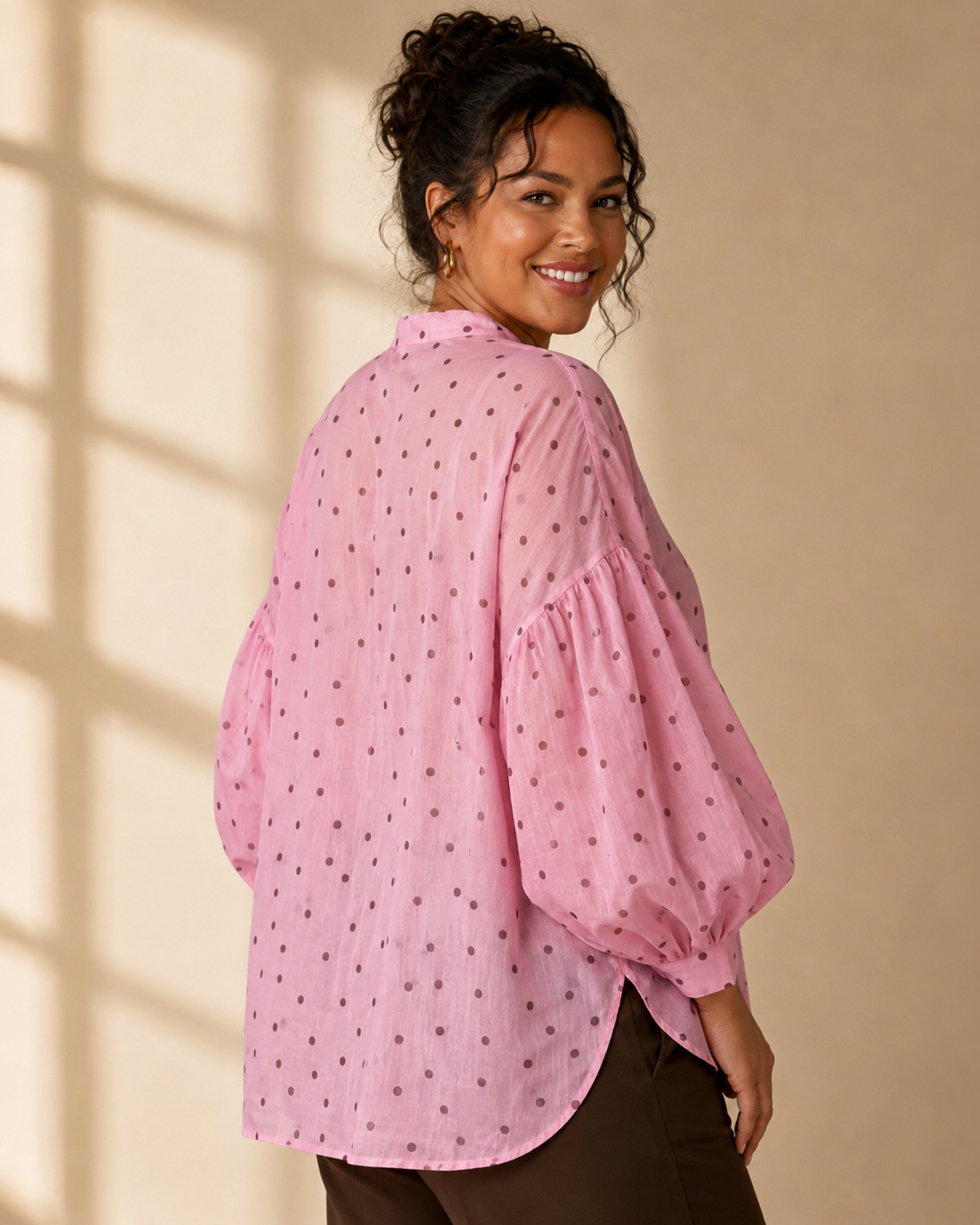 Blus Gudrun med prickmönster i rosa/brun – Queensize
