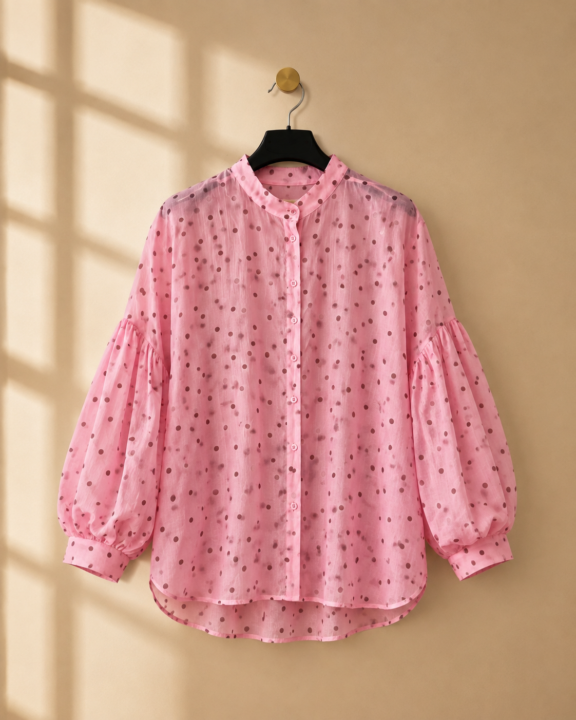Blus Gudrun med prickmönster i rosa/brun – Queensize