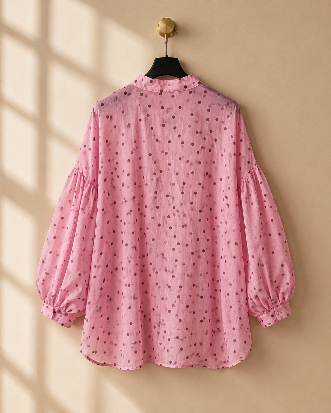 Blus Gudrun med prickmönster i rosa/brun – Queensize