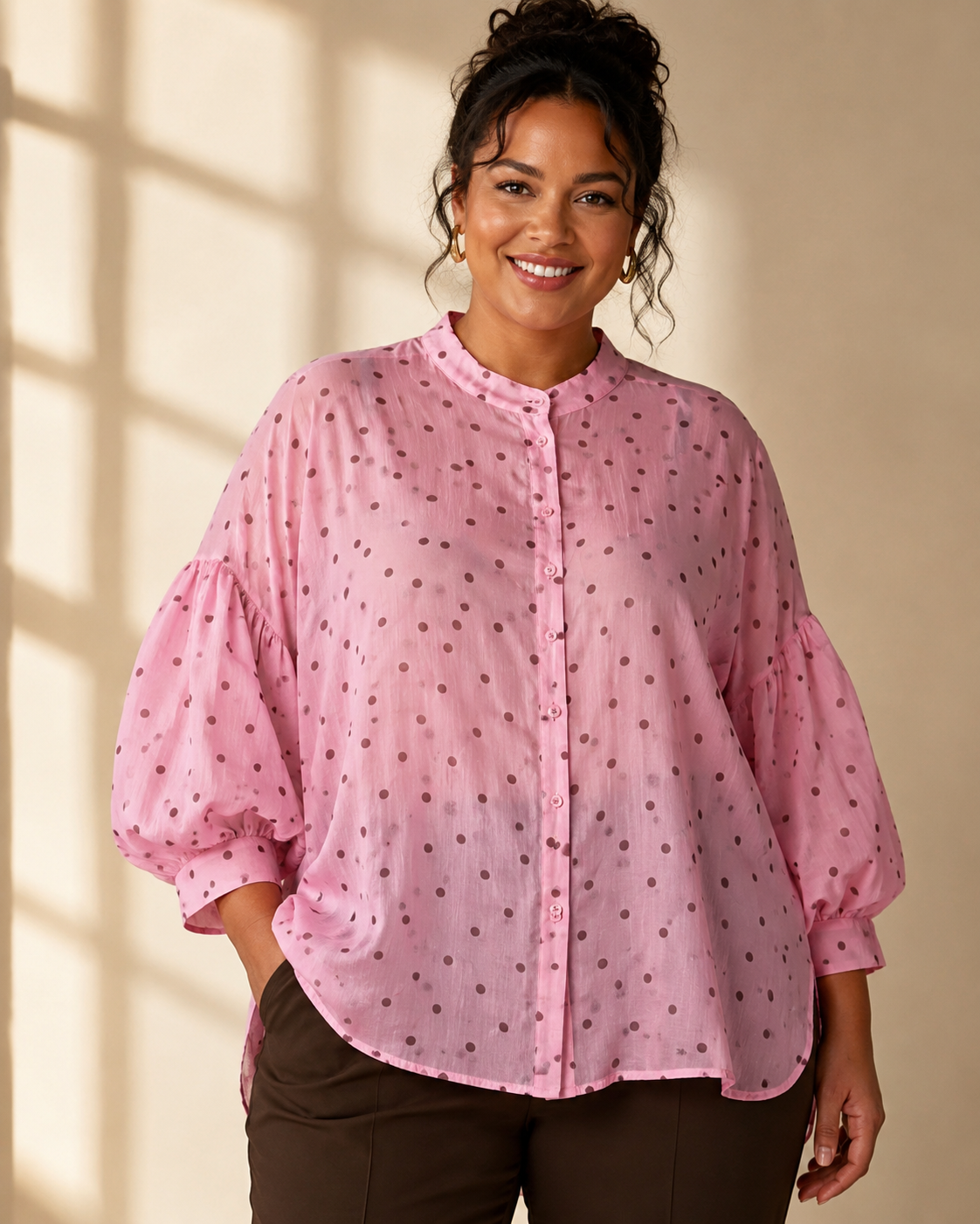 Blus Gudrun med prickmönster i rosa/brun – Queensize
