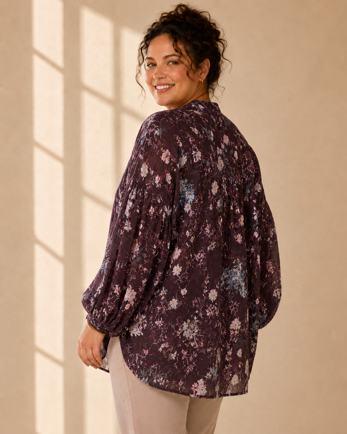 Blus Gudrun med blommönster i brun – Queensize"