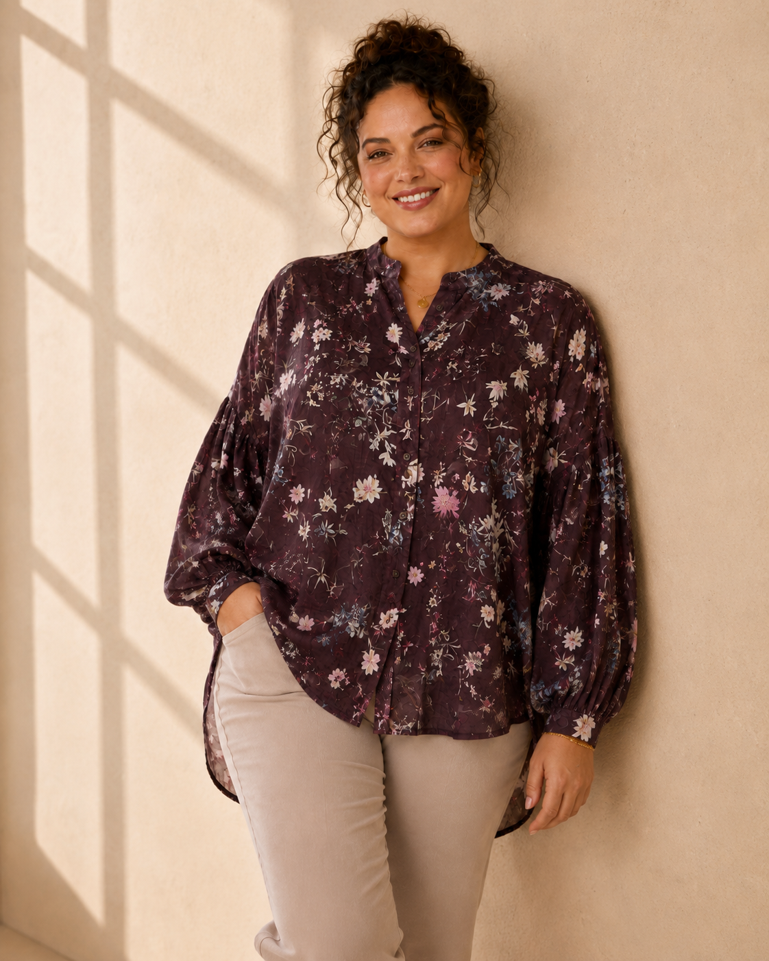 Blus Gudrun med blommönster i brun – Queensize