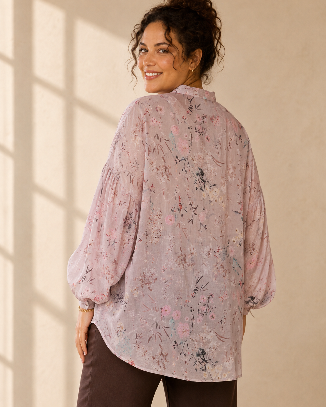 Blus Gudrun med blommönster i puderrosa – Queensize