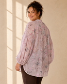 Blus Gudrun med blommönster i puderrosa – Queensize
