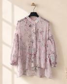 Blus Gudrun med blommönster i puderrosa – Queensize