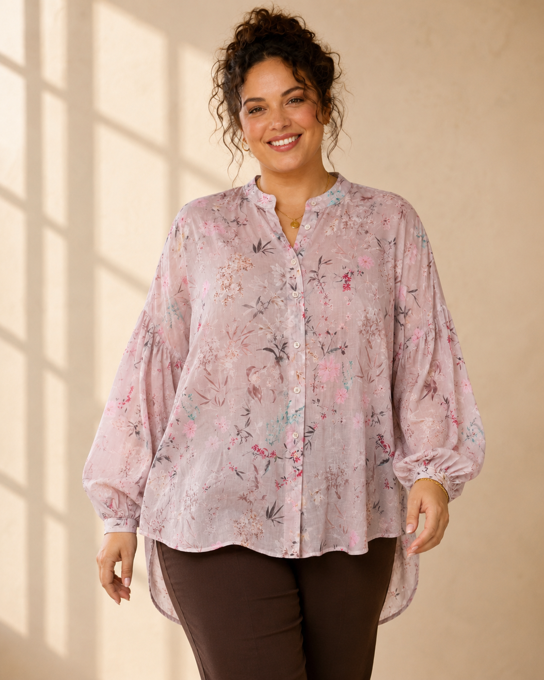 Blus Gudrun med blommönster i puderrosa – Queensize