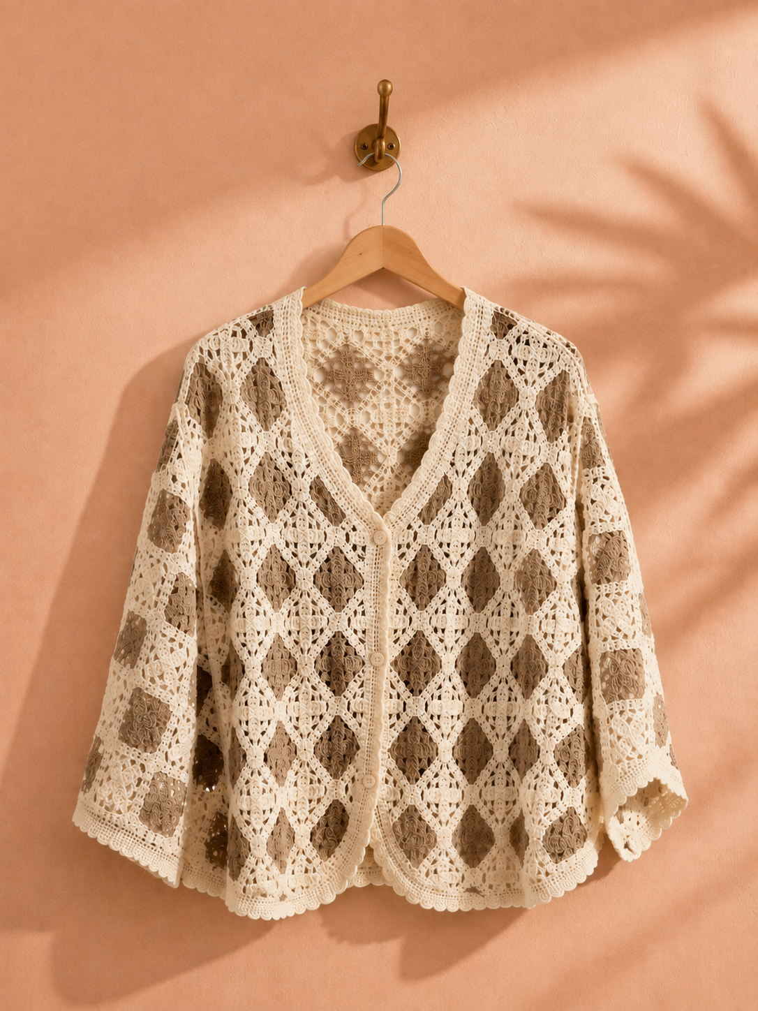 Stickad cardigan Ebba med fjärilsärmar i offwhite/fungo – virkat mönster, onesize stl 36–44