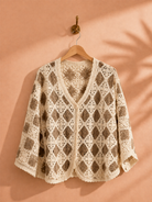 Stickad cardigan Ebba med fjärilsärmar i offwhite/fungo – virkat mönster, onesize stl 36–44