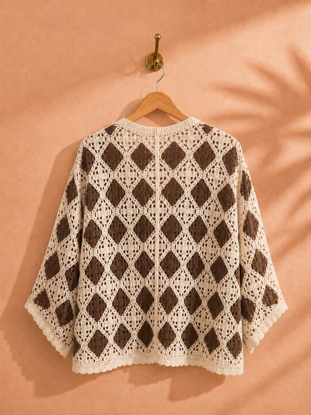 Stickad cardigan Ebba med fjärilsärmar i offwhite/brun – luftigt virkat mönster, onesize stl 36–44, Made in Italy