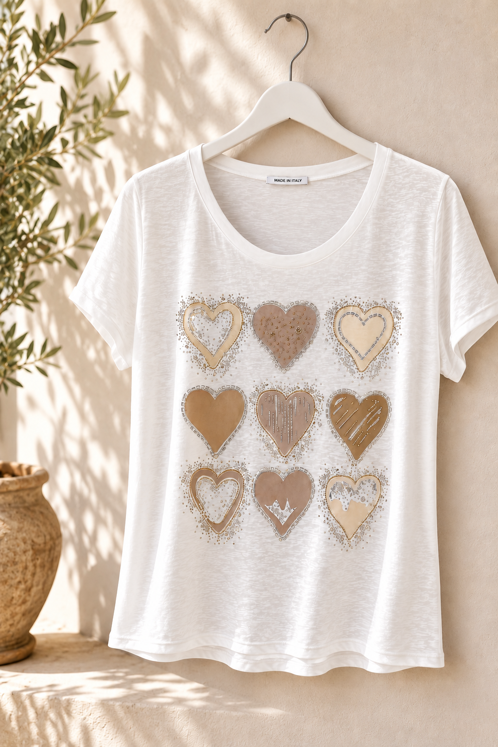 -shirt Bling Heart Offwhite – detalj av hjärtmotiv med strass