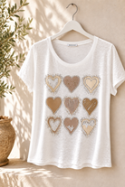 -shirt Bling Heart Offwhite – detalj av hjärtmotiv med strass